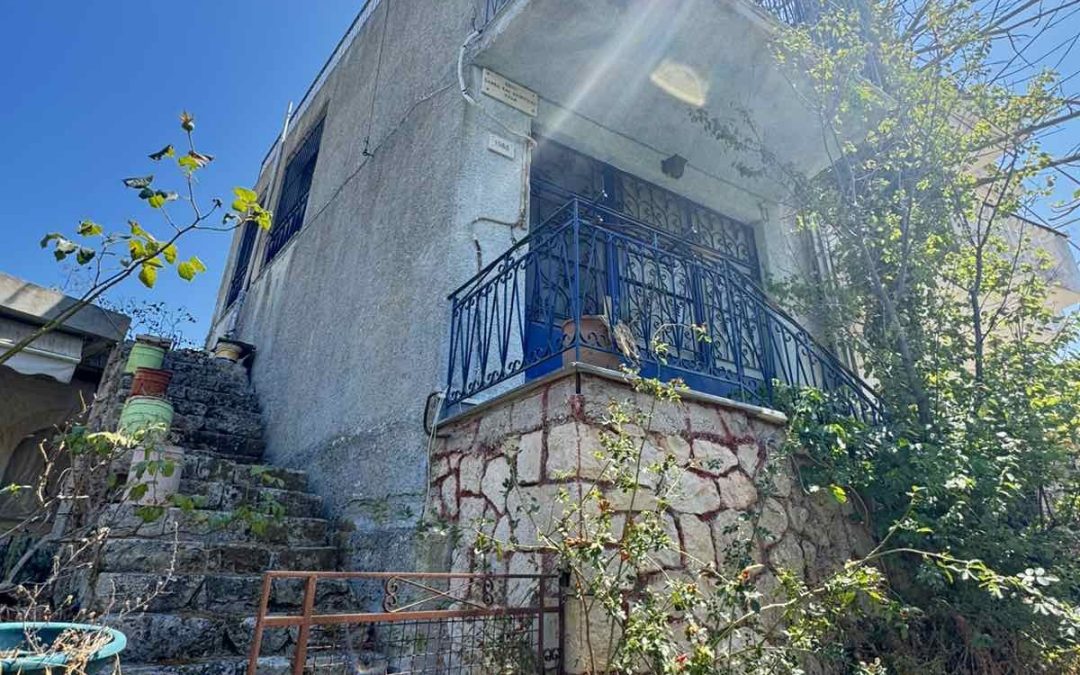 Παραδοσιακή Διώροφη Μονοκατοικία με Θέα στη Θάλασσα στα Καμιναράτα